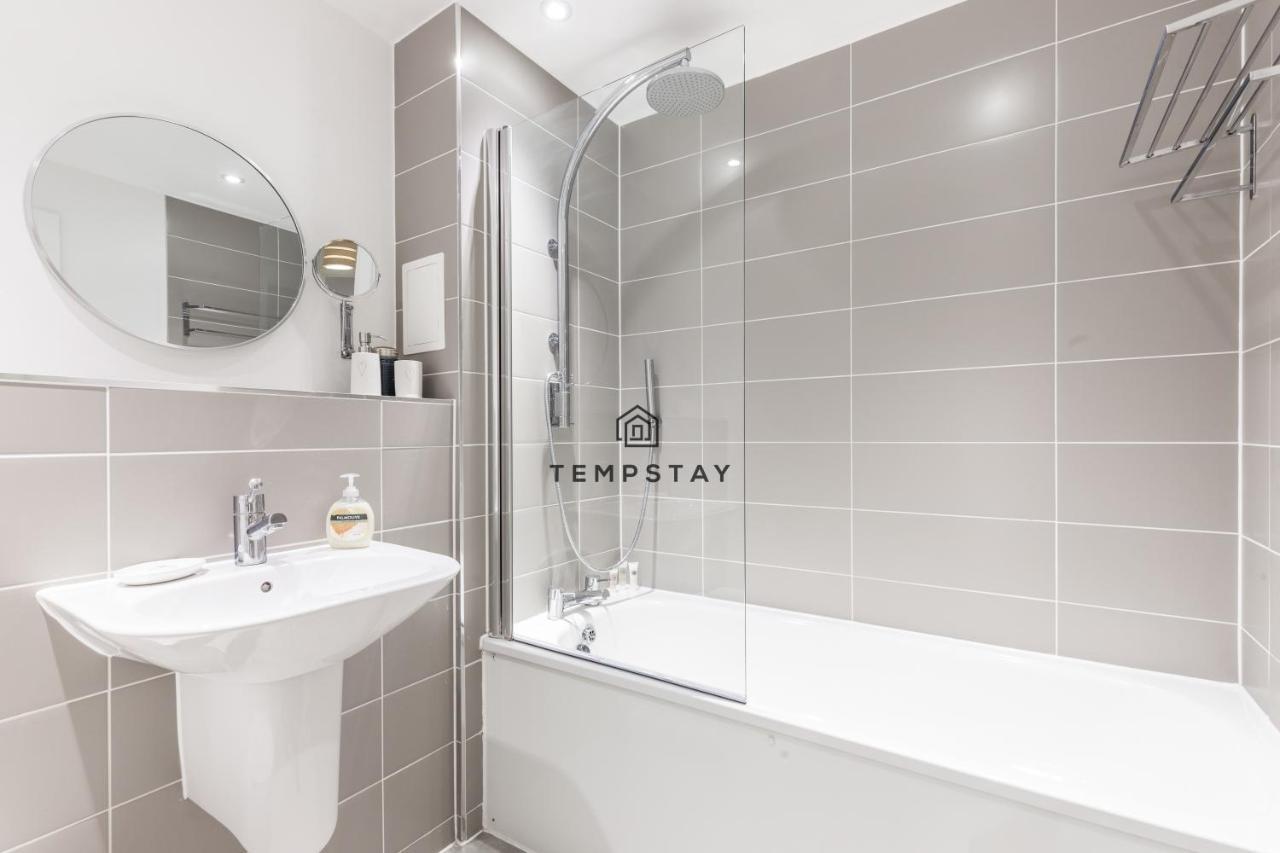 Modern Private Apartment -Balcony-Tube Station London Bagian luar foto
